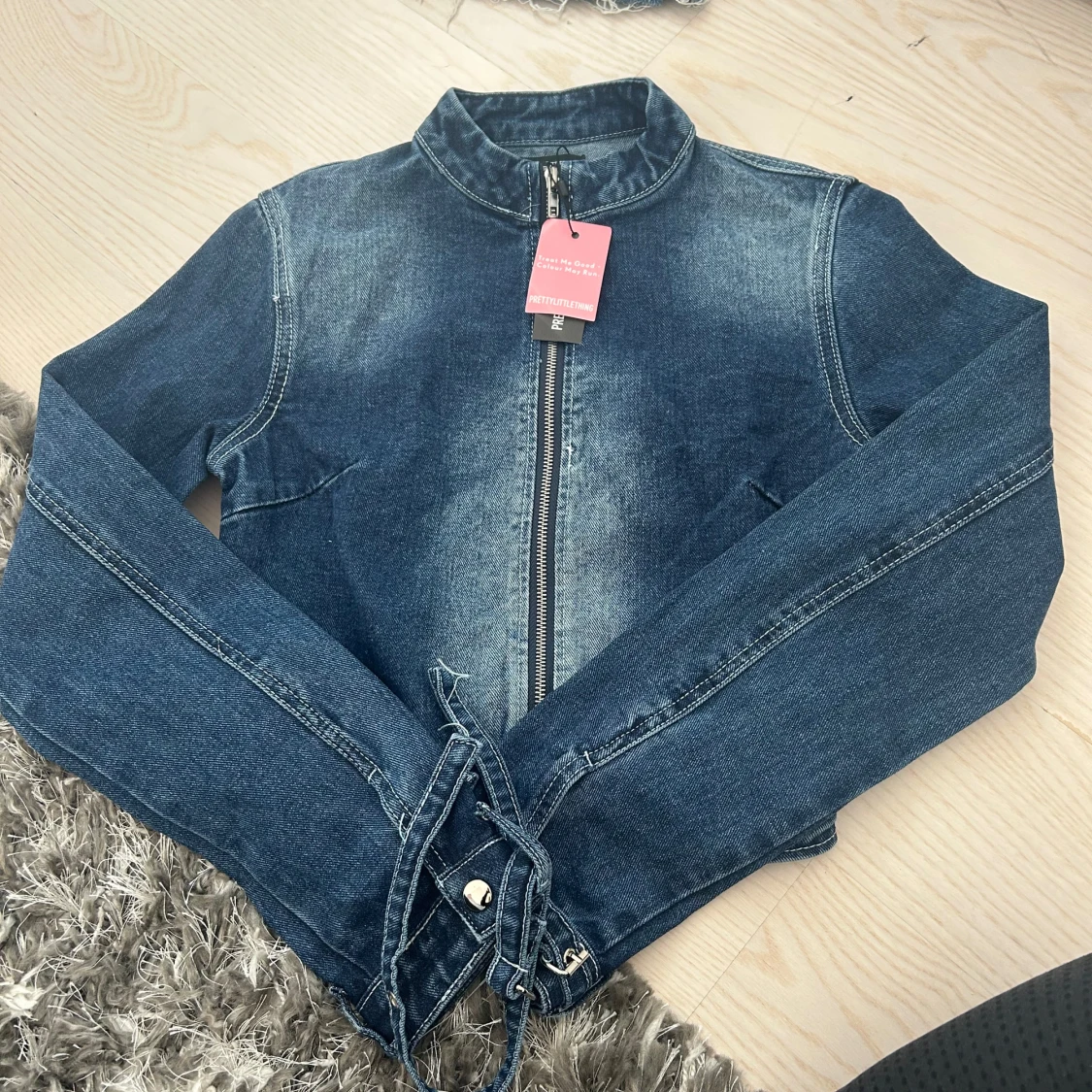 Jeansjacka från PrettyLittleThing med spännen och matchande kjol 