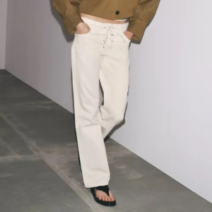 Vita flare jeans - Säljer då dom är ganska stora i midjan tyvärr💞 Jeansen har medelhög midja och är perfekt i längden för mig som är 165cm🥰