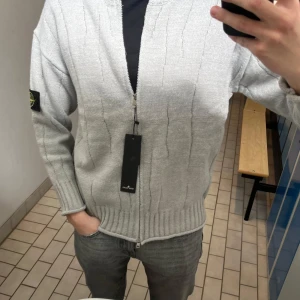 Ljusgrå stickad kofta från Stone Island - Säljer en ljusgrå stickad kofta från Stone Island .  passar folk som har M-L. 