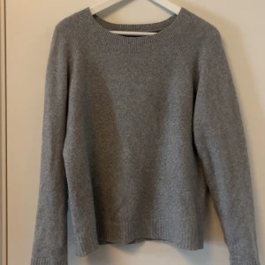Grå stickad tröja från Vero Moda - Säljer denna stickade tröjan från vero Moda då den e lite liten för mig. Den är lite noprig men inget som syns från lång håll. Storlek S. Pris kan diskuteras🤗