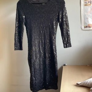 Svart glittrig klänning - Nypris ca 500kr, inga defekter, skriv vid funderingar! 