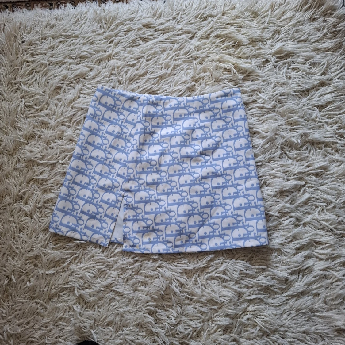 Vit och ljusblå kortkjol med mönster - 1