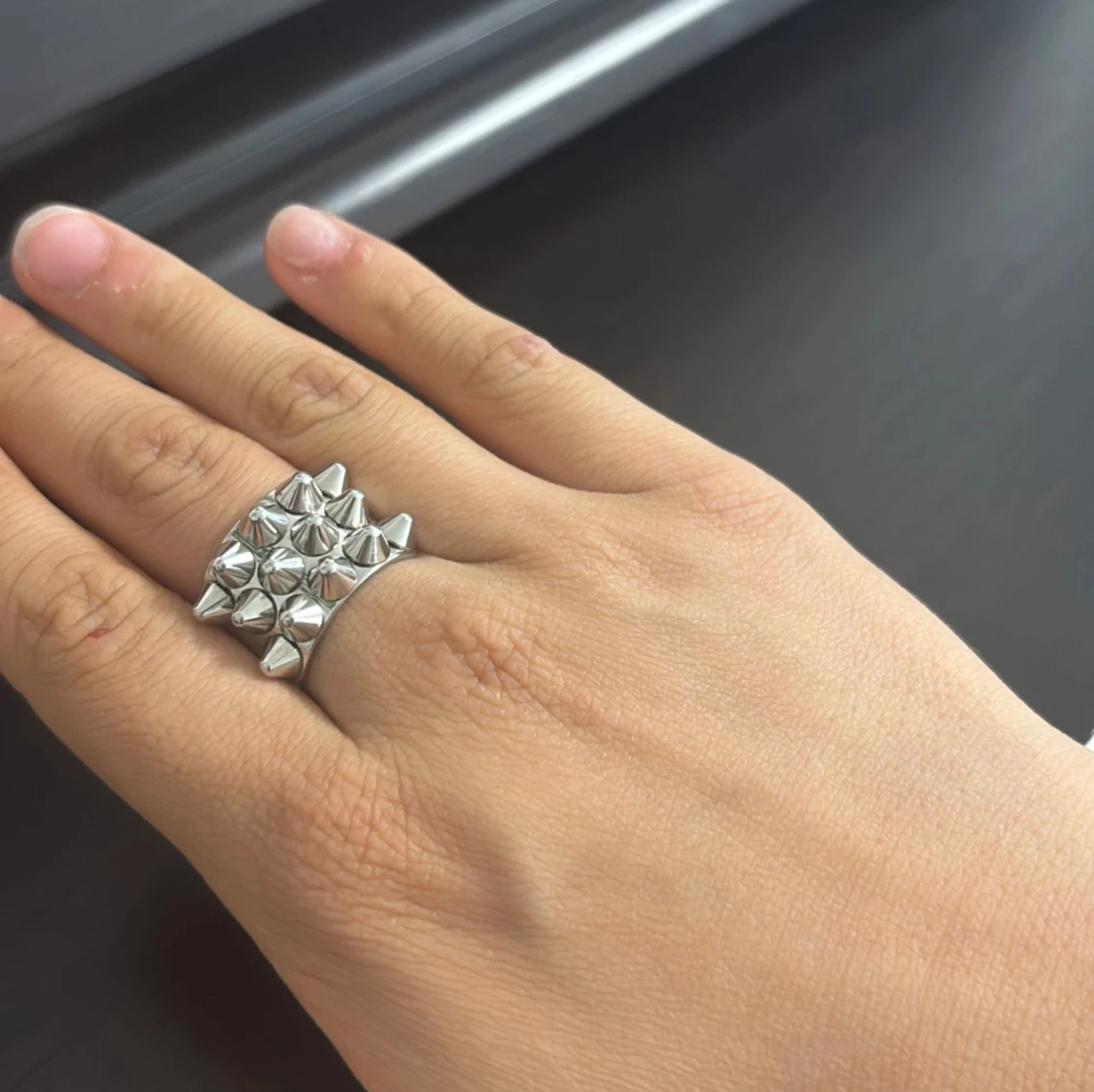 Silvriga örhängen och ring med nitar - 92