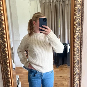 Vit stickad tröja  - Vit stickad tröja från Emilio. Knappt använd så i fint skick. Säljer då jag inte får användning för den. Hör av dig om du har frågor, pris går att diskutera🫶