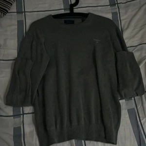 Grå stickad tröja från GANT OBS köparen står för frakt  - Riktigt fin grå tröja från gant fåtal gånger använd riktig stilren 