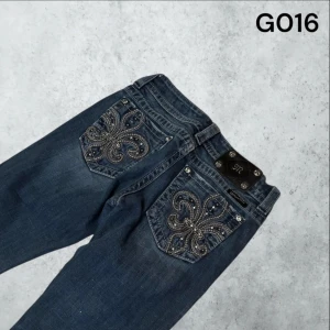 Miss Me jeans - Snygga bootcut jeans från miss me! Tyvärr aningen för små för mig💕Pris kan alltid diskuteras! W: 26  L: 31 Innerben : 78 cm Ytter ben : 97 cm Midja rakt över : 33 cm Modell : Bootcut 
