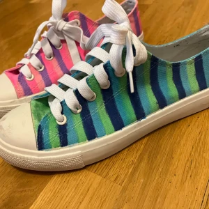 Randiga sneakers i färgglada toner - Sneakers som jag målat på själv med tyg-pennor! Använda några få gånger och helt okej skick.