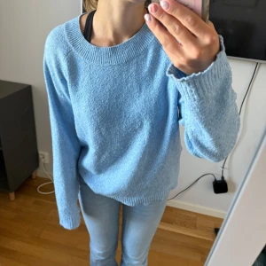 Ljusblå stickad tröja - Mysig ljusblå stickad tröja med rund halsringning och långa ärmar från vero moda!