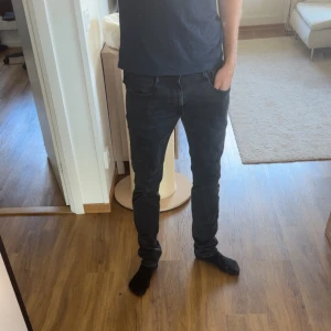 Replay Anbass svarta/mörk gråa jeans, stl 32/32 - Svart gråa replay jeans i modellen anbass som sitter tvär bra, storleken är 32/32 och jag på bilden är 187, väger 71. Priset kan såklart diskuteras!