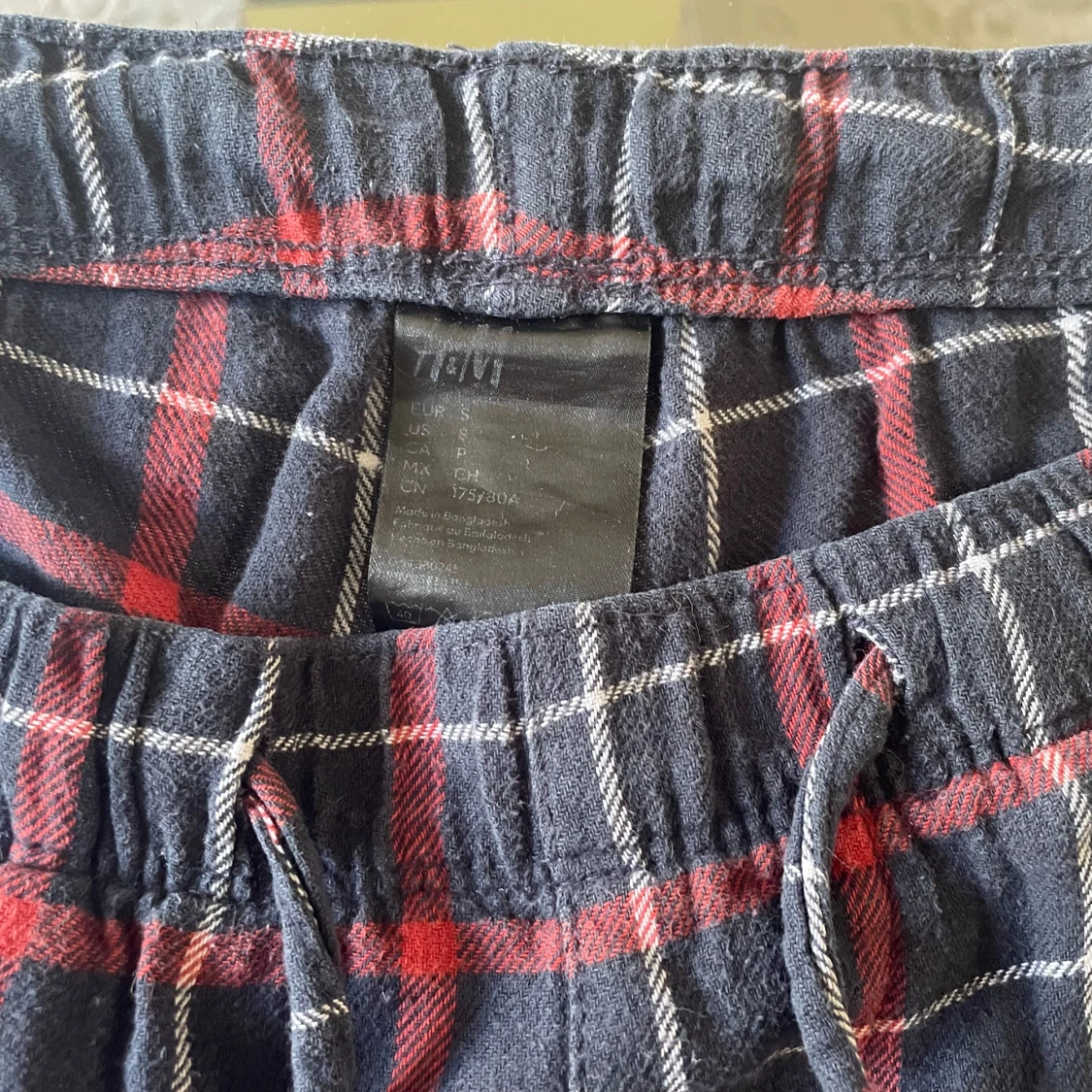 Rutig mjukisbyxa från H&M, svart/röd - 2