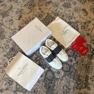 Valentino opens - Säljer dessa valentino open skorna i helt nytt skick. Skorna är knappt använda och är som sagt i väldigt bra skick. Hör av er vid frågor eller intresse