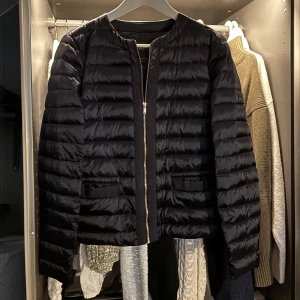 Svart pufferjacka från Massimo Dutti - Snygg marinblå pufferjacka från Massimo Dutti med guldfärgad dragkedja!! Storlek M men passar även de som har storlek S!💙