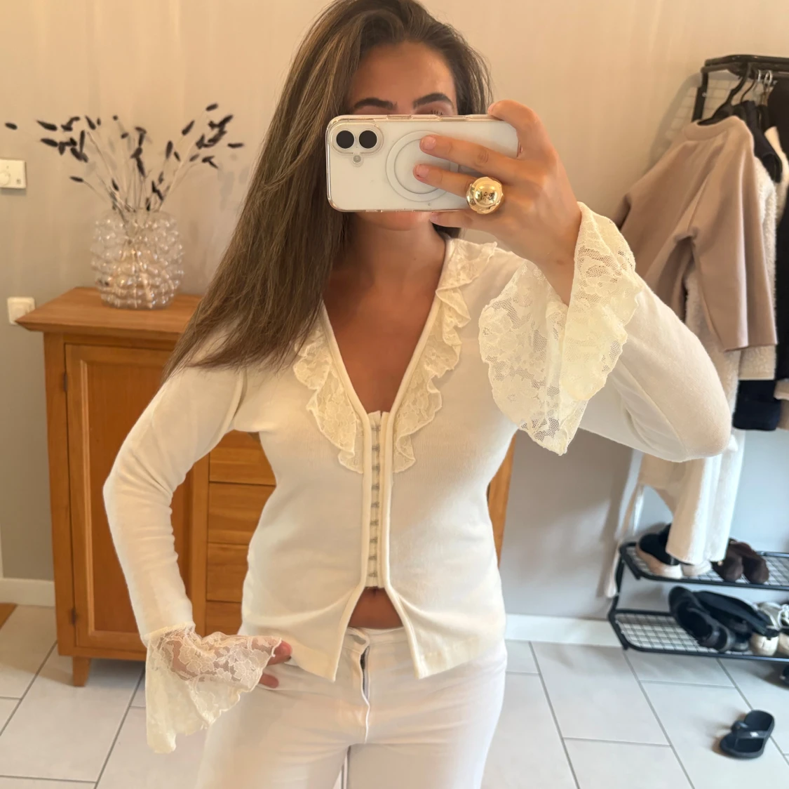 Vit blus med spets och volangdetaljer