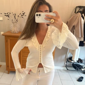 Vit blus med spets och volangdetaljer - Snygg vit tröja