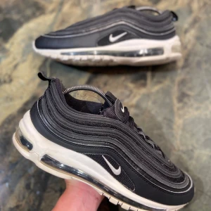 Nike Air Max 97 - Säljer dessa svarta Air Max 97or! Tveka inte på att höra av dig vid frågor eller prisförslag😁