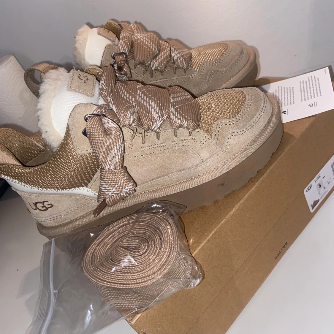 Beige sneakers från UGG med fårfoder - 1