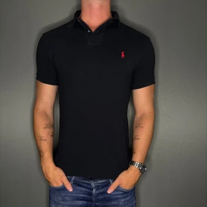 Ralph lauren pike - Hej säljer nu min fina Ralph lauren pike i storlek S. Den är i nyskick och kommer vara otroligt snygg på sommaren. Nypris cirka 1499kr! Vi kommer att sälja liknande produkter nu i sommar så glöm inte följa profilen!🌊🍾