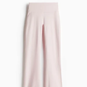 Ljusrosa yoga pants yogabyxor från hm soft Move - Supersköna ljusrosa yogabyxor från Hm soft Move 💗💕 Helt nya och aldrig använda!! Slutsålda
