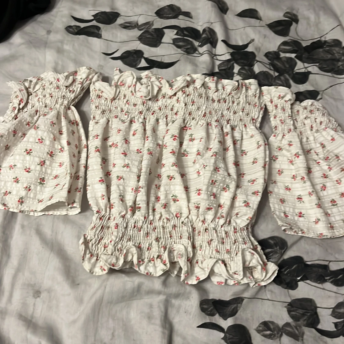 Vit blommig offshoulder blus