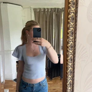 Ljusblå topp med volang-ärmar  - Ljusblå topp i ribbat material med volang-ärmar från Only. Använd fåtalet gånger så i fint skick. Säljer då den inte kommer till användning. Hör av dig om du har frågor, pris går att diskutera🫶