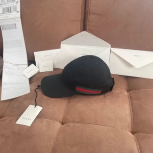 Gucci keps - Gucci keps canvas, använd max 4 gånger, alla tillbehör och äktahetsbevis på bilden medföljer. Passar M också