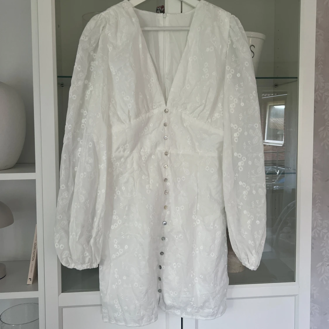 Vit kort klänning med blommig brodyr