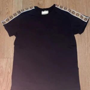 Gussi T-shirt  - Jätte fin T-shirt. Finns inga fel på den alls, är som ny. För mer information eller frågor om varan så är du välkommen att skriva till mig privat.