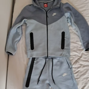 Nike Tech (S) - Säljer Nike Tech, tröja och byxor i väldigt bra skick. Användt cirka 5-10 gånger. Byxorna och tröjan är storlek Small. Passar perfekt för mig som är 174cm. Nypris var ca 3000kr. Säljer för 900kr.