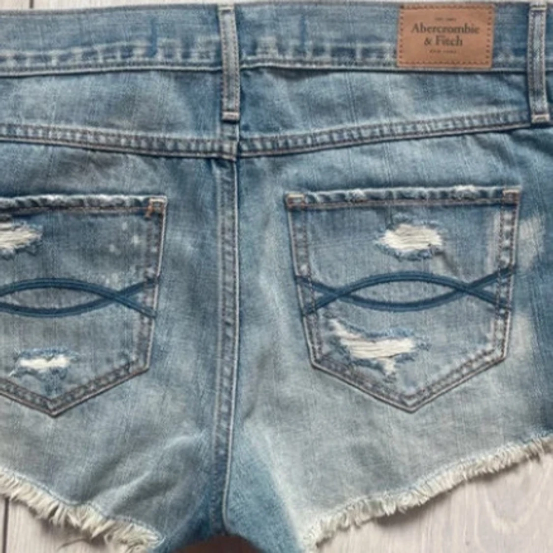 Ultra low rise Abercrombie & Fitch shorts med pärlor  - 2