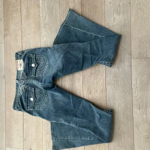 True religion jeans  - As snygga true religion jeans säljer då dom är för stora på mig enkla att styla och passar till allt köpta på carlings för 1599💕har små hål i midjan från ett snöre.