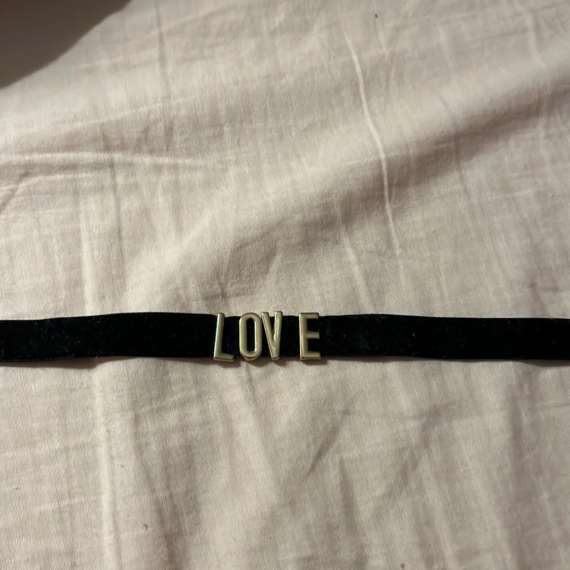 Svart sammet choker med LOVE-detalj