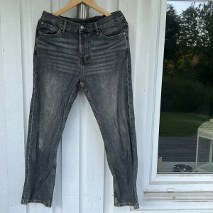 Grå Levis 501 jeans straight fit - Säljer ett par grå Levis 501 jeans med klassisk rak passform och fem fickor. Jeansen har en snygg tvättad look och är tillverkade i slitstarkt bomullsjeans. Perfekta för dig som gillar en tidlös och avslappnad stil. Pris kan diskuteras vid snabb affär!!