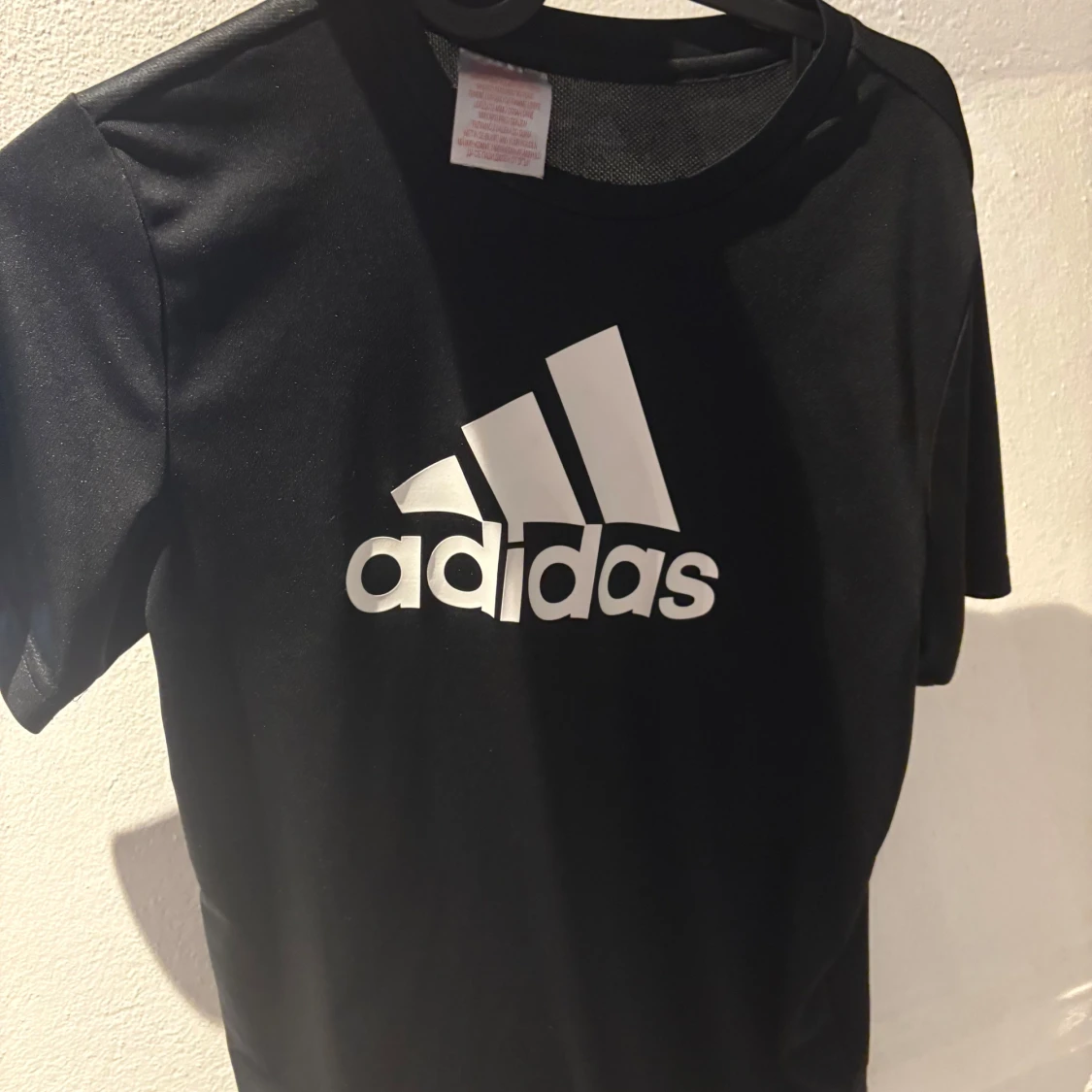 Svart Adidas t-shirt med logga