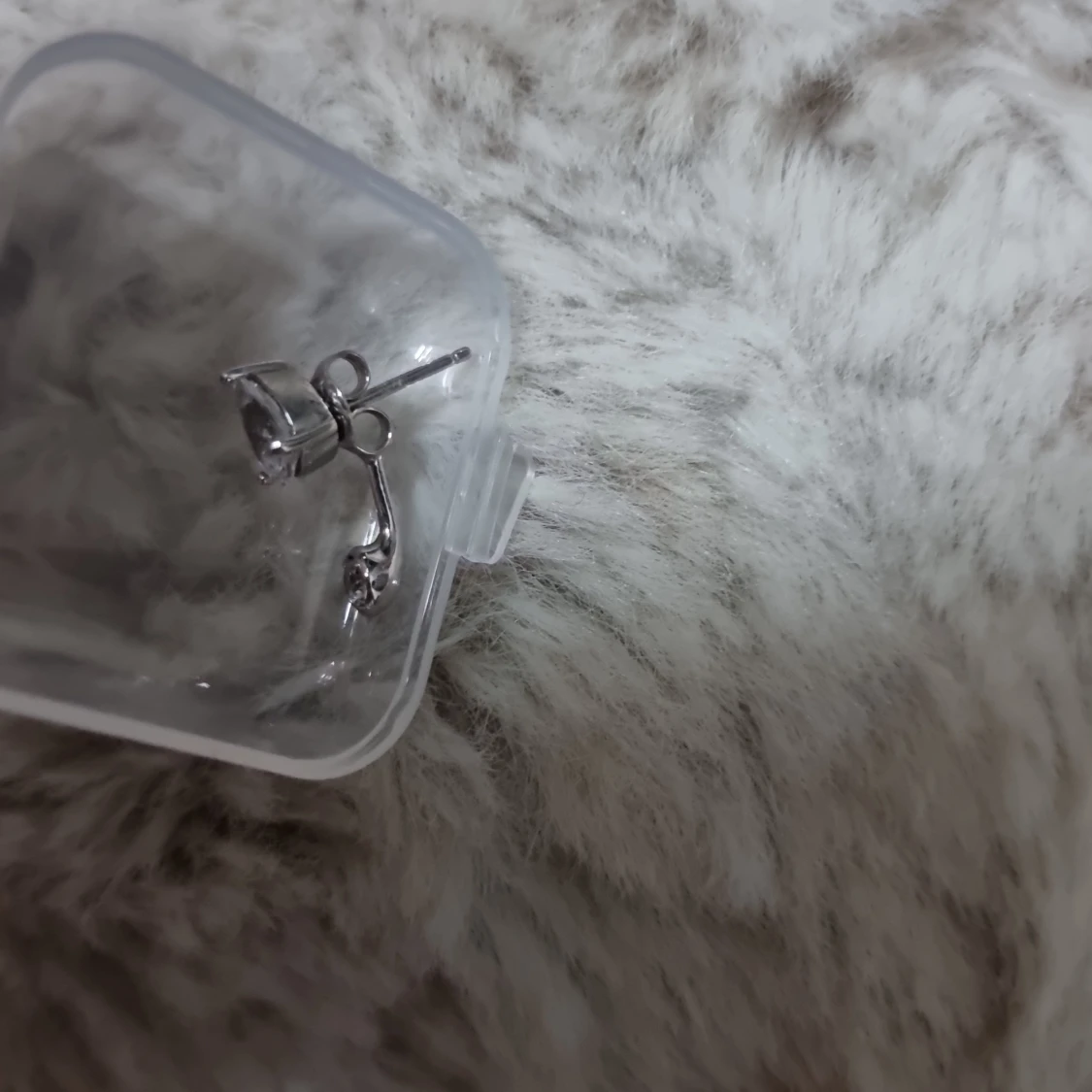 Silvriga örhängen med hjärtformad sten