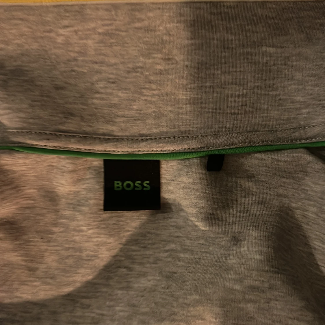 Grå tröja från BOSS med vita detaljer - 4