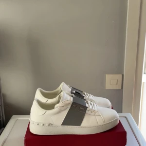 Valentino skor - Riktigt feta vita och gråa Valentino Opens som passar riktigt bra till sommarn | Använda fåtal gånger | skick 8/10 | Dem är storlek 44 👌😁