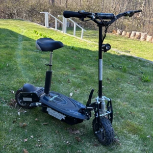 El-Scooter - El-scooter från nitrox, använd bara ett få antal gånger, nästan ny. Ordinarie pris 9000kr. Garanti tom 11.5.2025. Scootern når en toppfart på ungefär 45 km/h. 1600 Watt. Laddare ingår. Användar manual med mer information kommer.