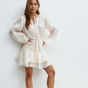 Mini frill dress Ginatricot - Säljer denna sjukt fina klänningen🤍 Ny med prislapp kvar 🧚🏼