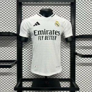 Real Madrid vit matchtröja Adidas - Snygg vit Real Madrid fotbollströja från Adidas med svart logga och klubbmärke på bröstet. Finns I arda guler M, camavinga M, Madrid M