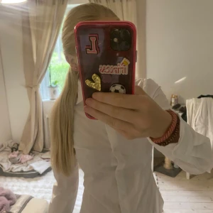 Vit skjorta från Zara - Klassisk vit skjorta från Zara i damstorlek XS. Skjortan har lång ärm, knappar framtill och en tidlös krage. Perfekt för en stilren look och enkel att matcha med olika outfits. Den är inte struken men det är den när när man köper den👍🏻