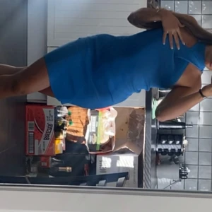 Blå ribbad kortklänning Gina Tricot - Supersnygg blå ribbad kortklänning från Gina Tricot. Klänningen är tight och ärmlös med hög hals och figurnära passform. Perfekt för dig som vill ha en enkel men ändå trendig look. Materialet är stretchigt och bekvämt.