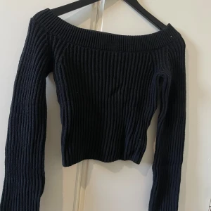 Svart ribbad offshoulder stickad tröja H&M - Säljer en svart stickad tröja från H&M i storlek XS. Tröjan är ribbad, har lång ärm och en snygg offshoulder-modell som ger en trendig look. Perfekt att styla med jeans eller kjol för en cool vibe.