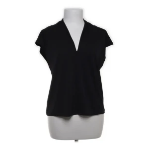 Svart topp från Hm - Svart topp som aldrig kommit till användning, storlek S 🖤