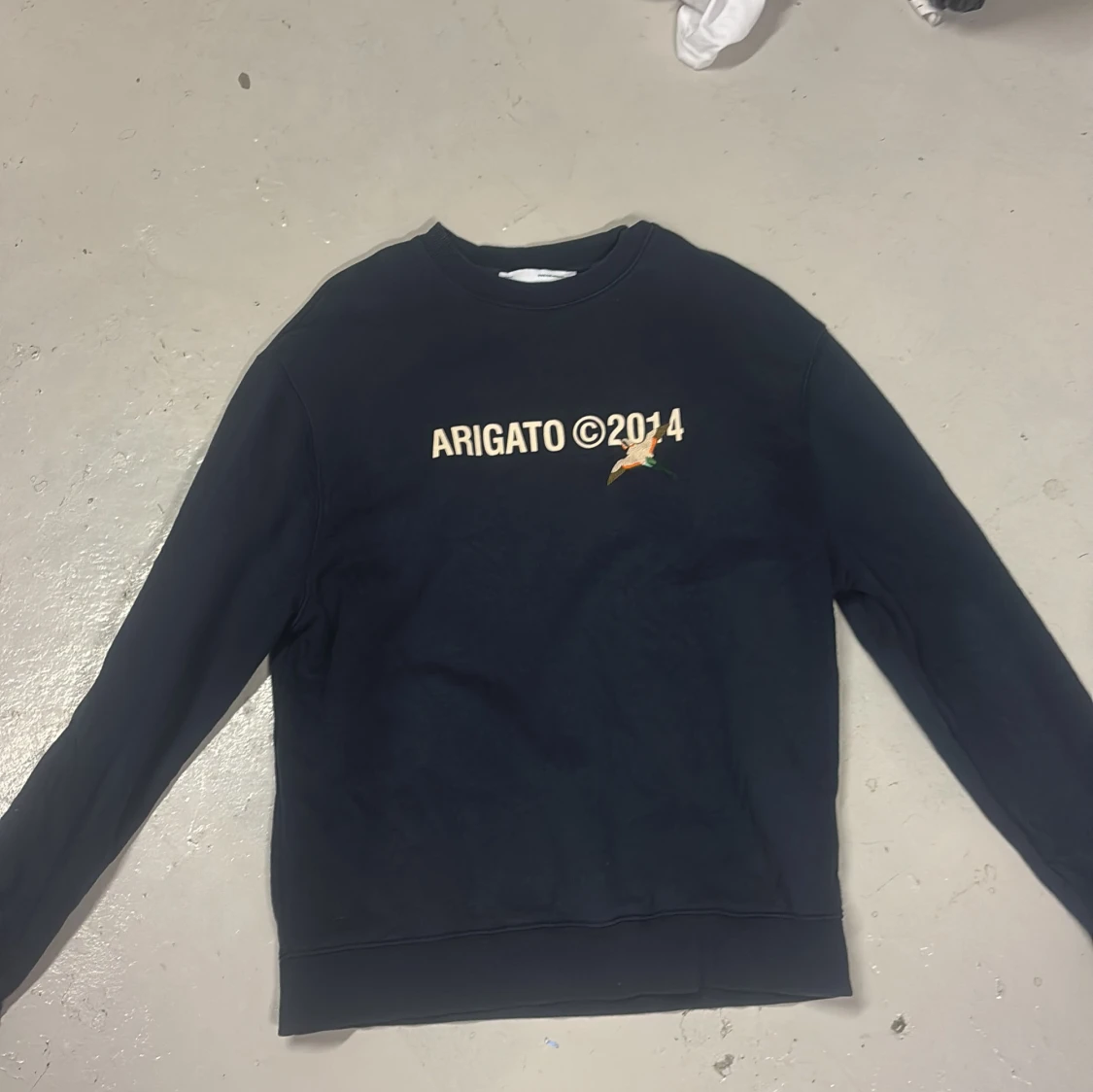 mörkblå sweatshirt från Axel Arigato