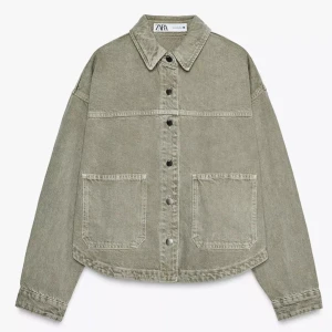 zara jacka - Helt ny, en gång använd ljusgrön jeansjacka från Zara i mycket gott skick.