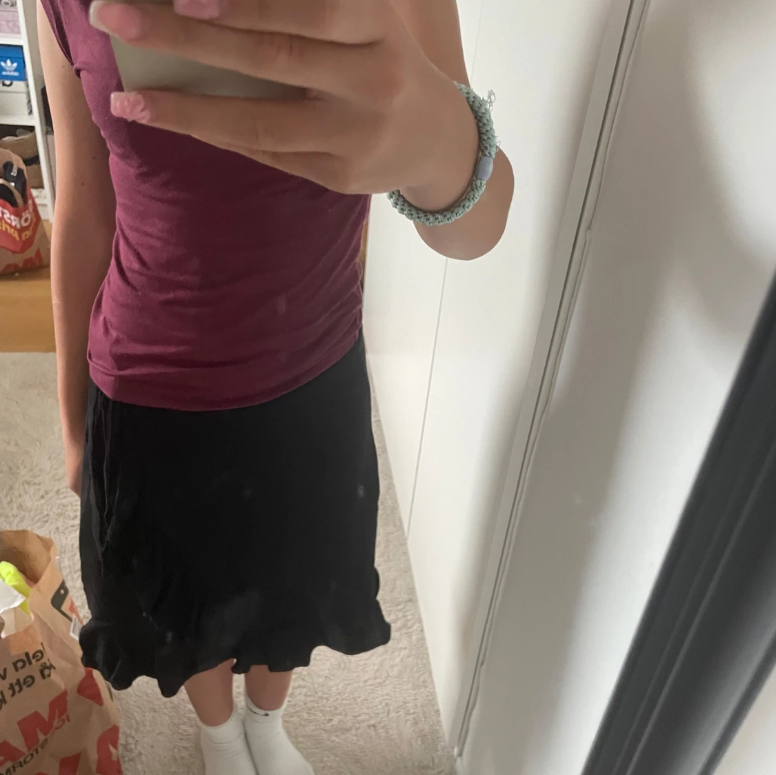 Svart medellång kjol med volangkant