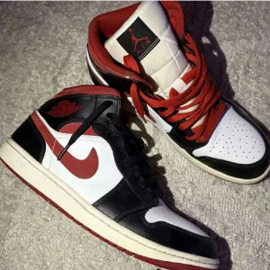 Jordan1s - Intressekoll på ett par sparsamt använd Jordan 1s i ”gym red” 