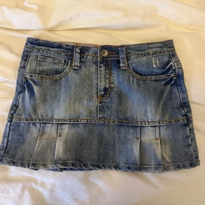 Volang jeanskjol  - Strl S, midjemått rakt över 40cm längd: 33cm💕