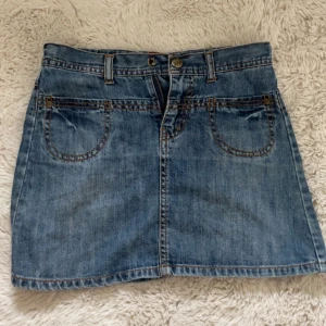 Blå jeanskjol från EXIT - Snygg blå jeanskjol från EXIT med design på bakfickorna. Den kan användas till jeans topp.❤️