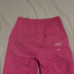 Rosa shorts från Peach - säljer nu mina peach shorts då dom aaaaldriiig har kommit till andvändning. köpte dom februari 2023 då jag behövde nya tränings kläder men dom var inte i min smak, vet inte varför jag inte lagt ut dom tidigare på plick men men💕 helt oandvända original pris 499kr. 